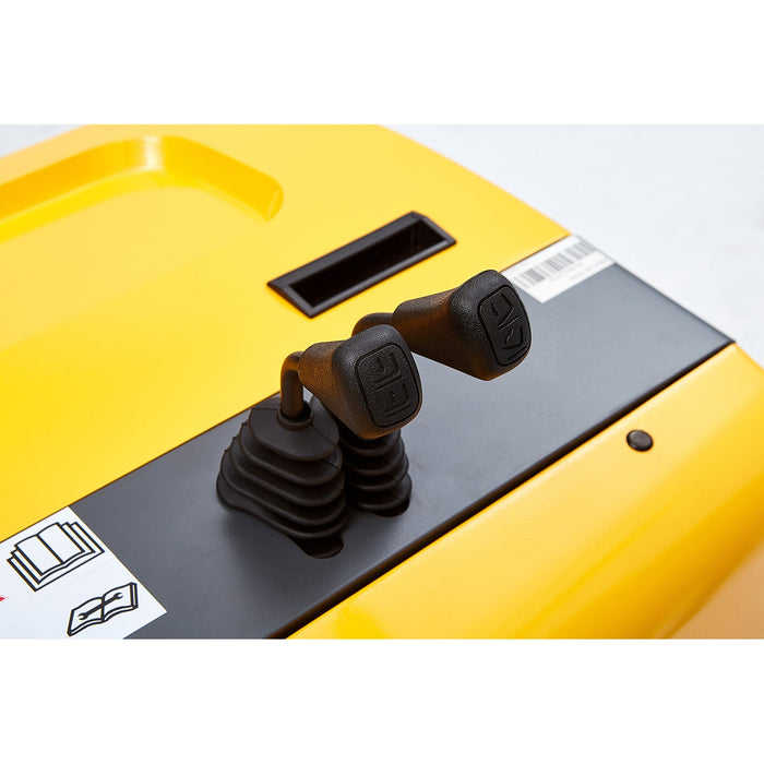 Xilin CPD15W counterbalanced stacker operator platform detail