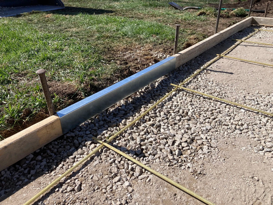 FormExtender filling the gap between 2x4 concrete form boards