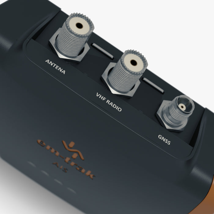 em-trak B952 top connectors: VHF, GPS and power/data