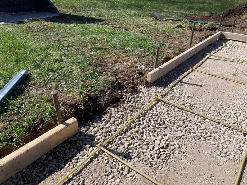 Gap between 2x4 concrete form boards before adding a FormExtender