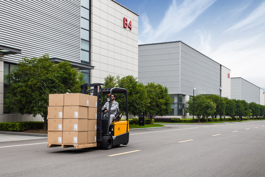 Xilin CPD20SA-20-Li-189 3 wheel electric forklift side angle view