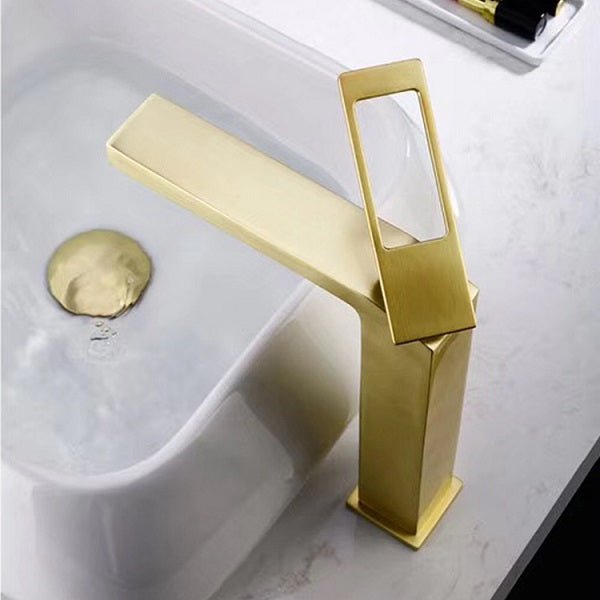 Cascada Aosta Contemporary Single-Handle Faucet - Brushed Gold, Streamlined Design - Close-Up