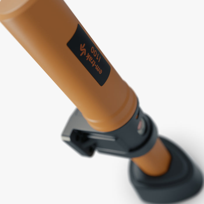 em-trak I100-X tracker in vessel bracket, close-up